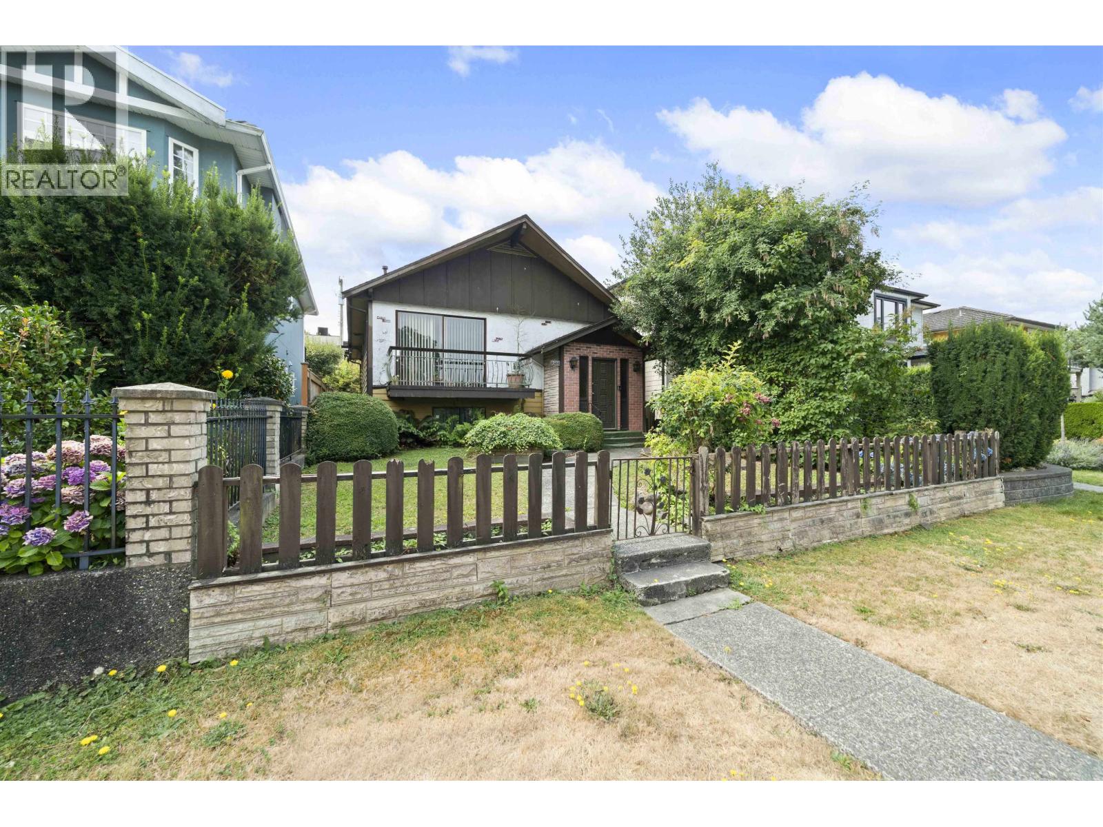 4544 Albert St, Burnaby, BC V5C 2G5