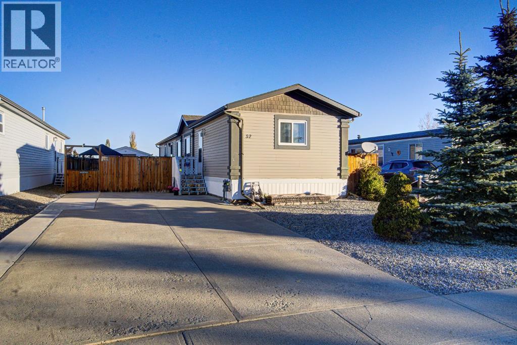 32 Westover Cres, Claresholm, AB T0L 0T0