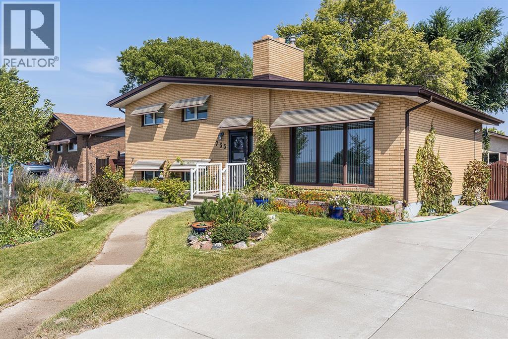735 Mccutcheon Dr NW, Medicine Hat, AB T1A 6X9