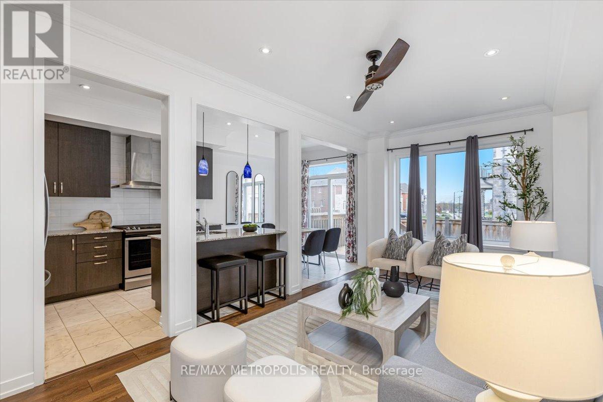 82 Dundonald Trl, Newmarket, ON L3Y 0E3