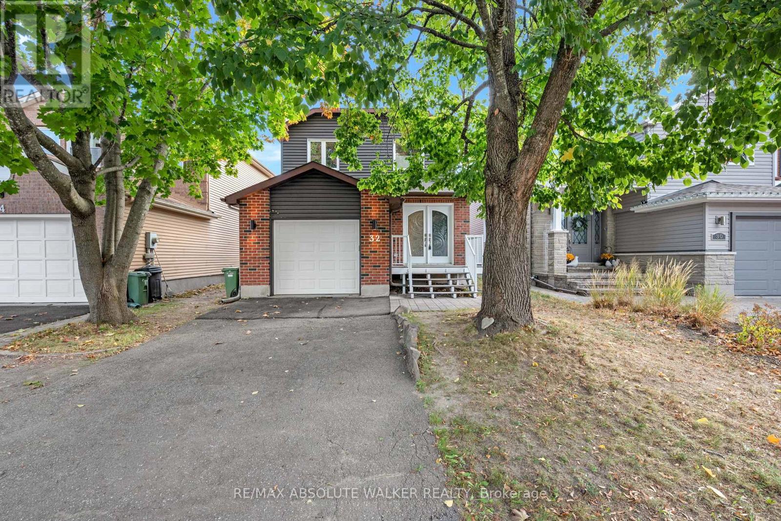 32 Acklam Ter, Ottawa, ON K2K 2H5