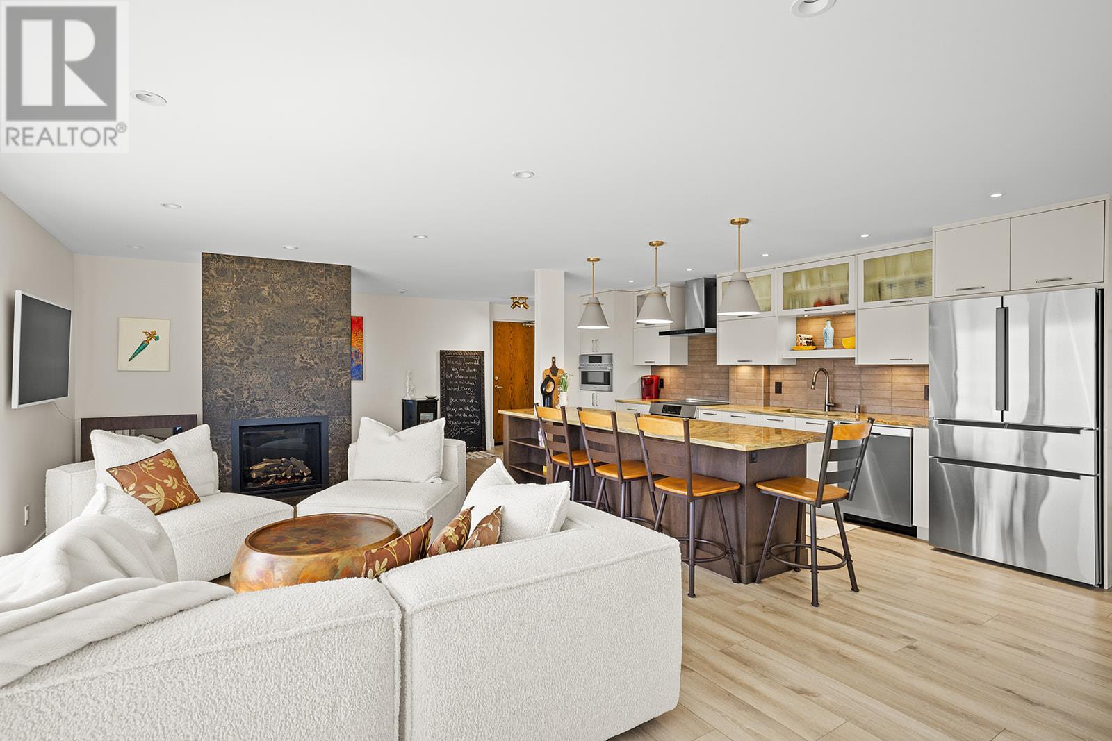 737 Leon Avenue Unit 1403, Kelowna, BC V1Y 8L6