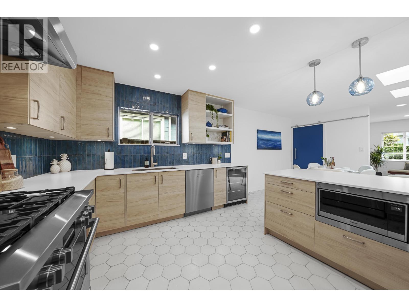 1412 Hope Rd, North Vancouver, BC V7P 1W8