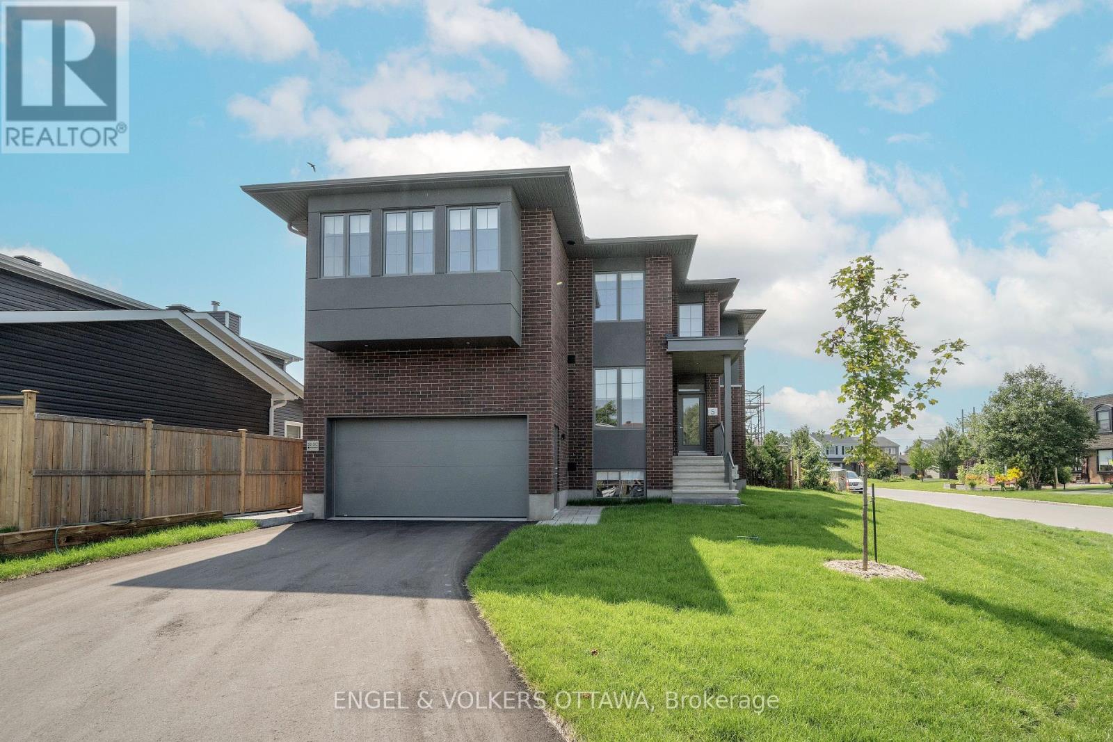 5 Winlock Cres, Ottawa, ON K2G 3X5