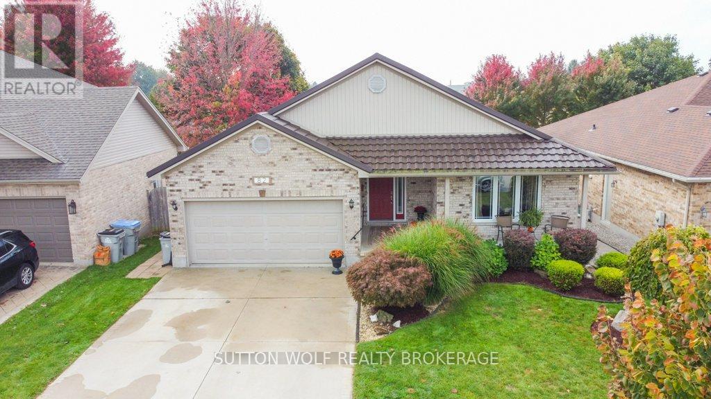 82 Laura Ln, Strathroy-Caradoc, ON N7G 4K9