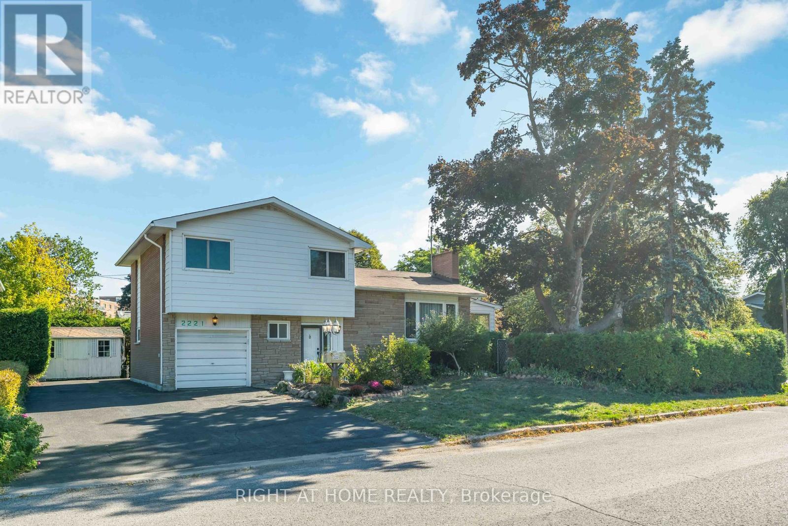 2221 Circle Pl, Ottawa, ON K1G 3E2