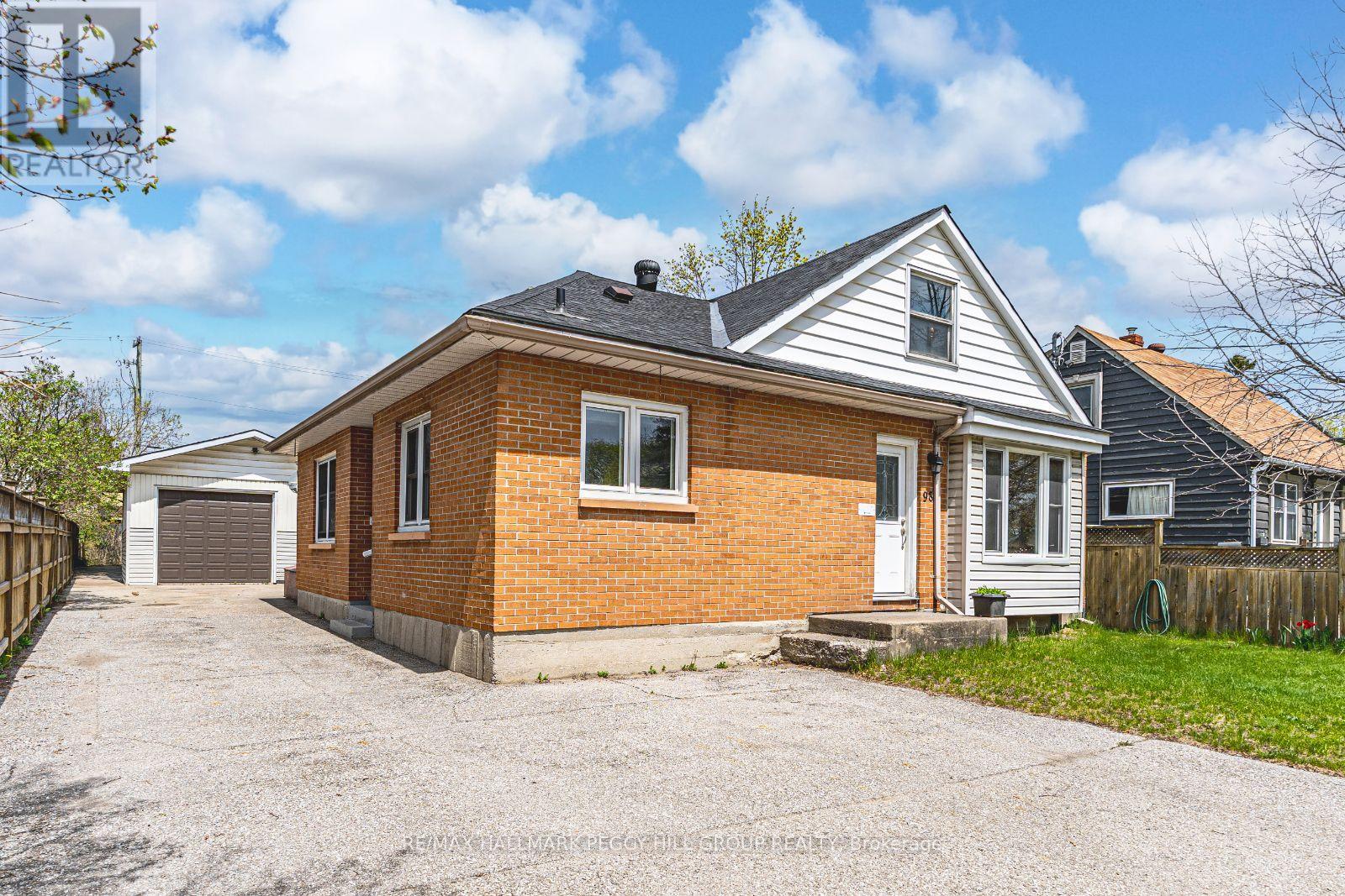 98 Donald St, Barrie, ON L4N 1E3