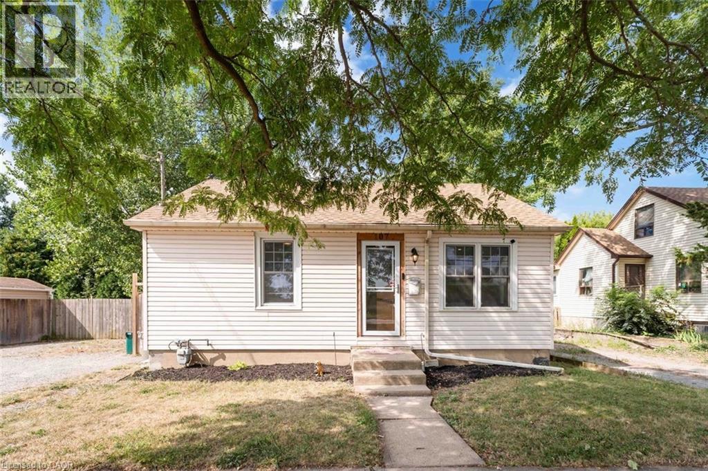 107 Oakdale Ave, St. Catharines, ON L2P 2L3