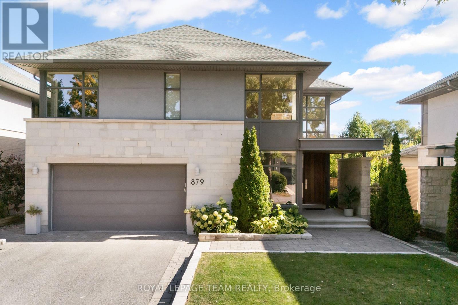 879 Winnington Ave, Ottawa, ON K2B 5C4