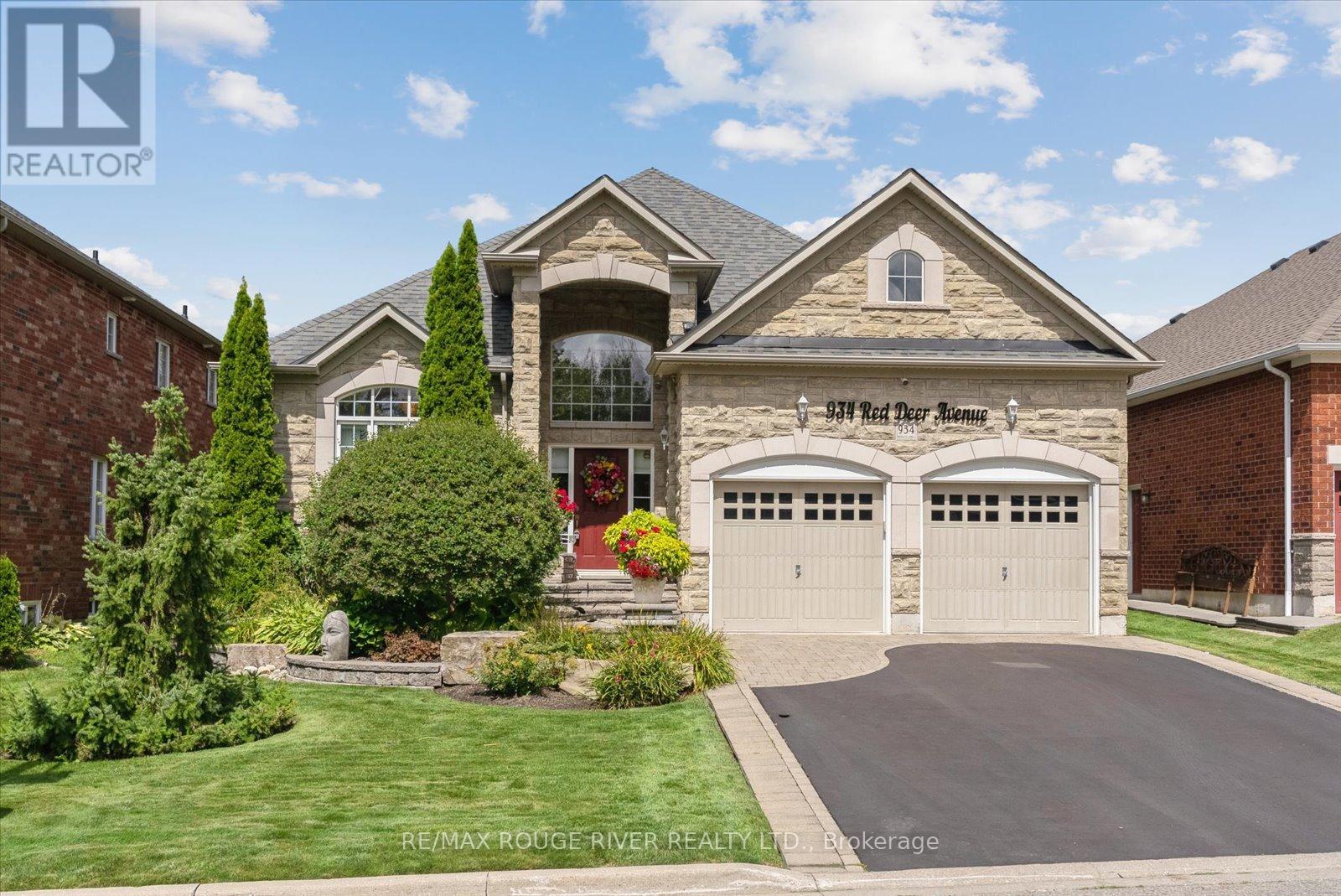 934 Red Deer Ave, Oshawa, ON L1K 0C4