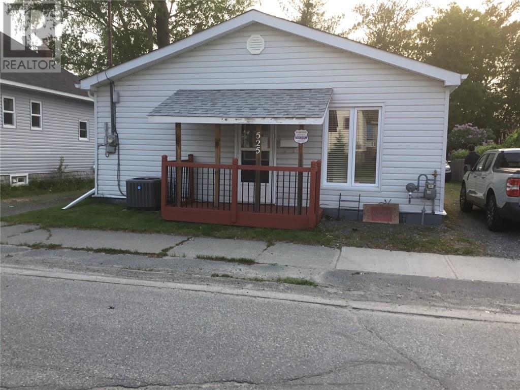 525 Clinton Ave, Sudbury, ON P3B 2S8