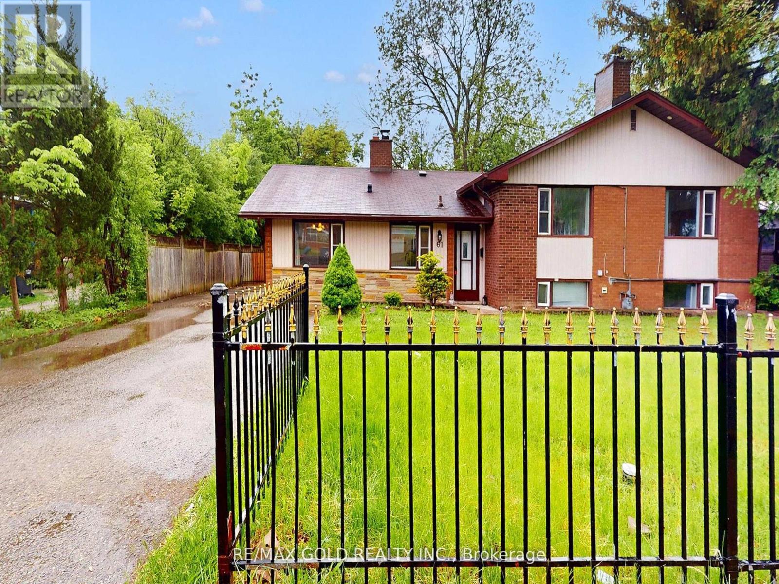 61 Centre St N, Brampton, ON L6V 1T1