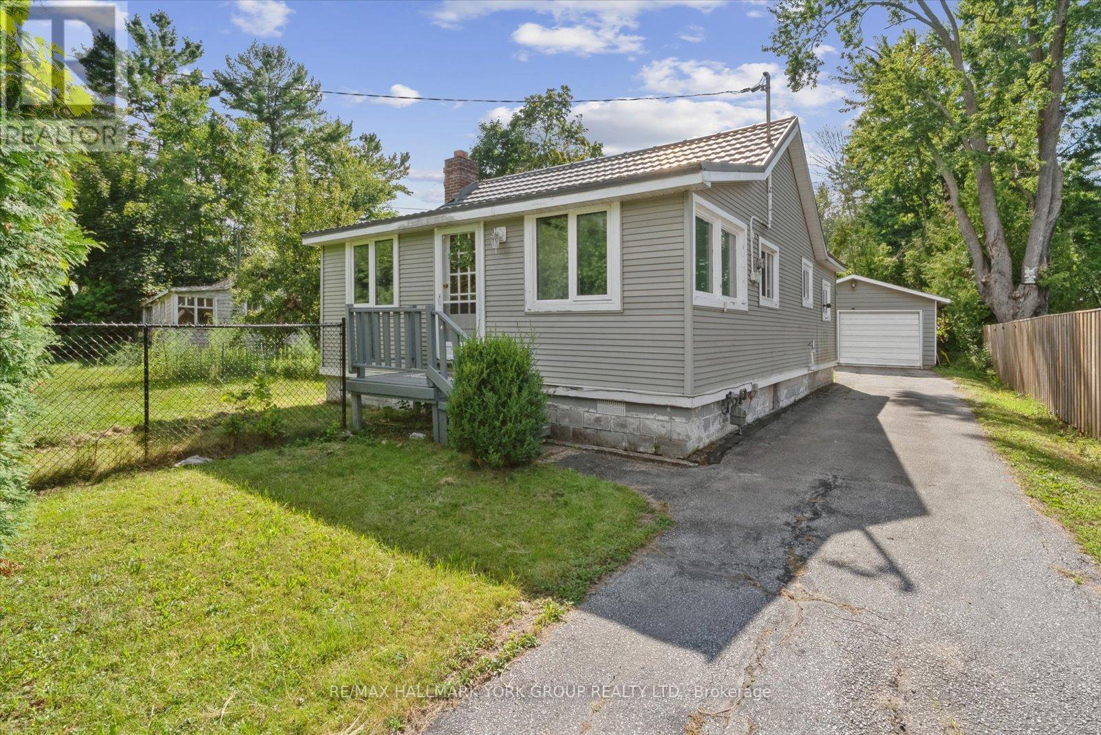 6 Della St, Georgina, ON L0E 1R0