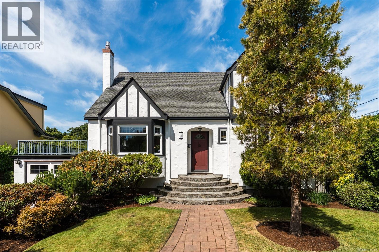 750 Island Rd, Oak Bay, BC V8S 2T9