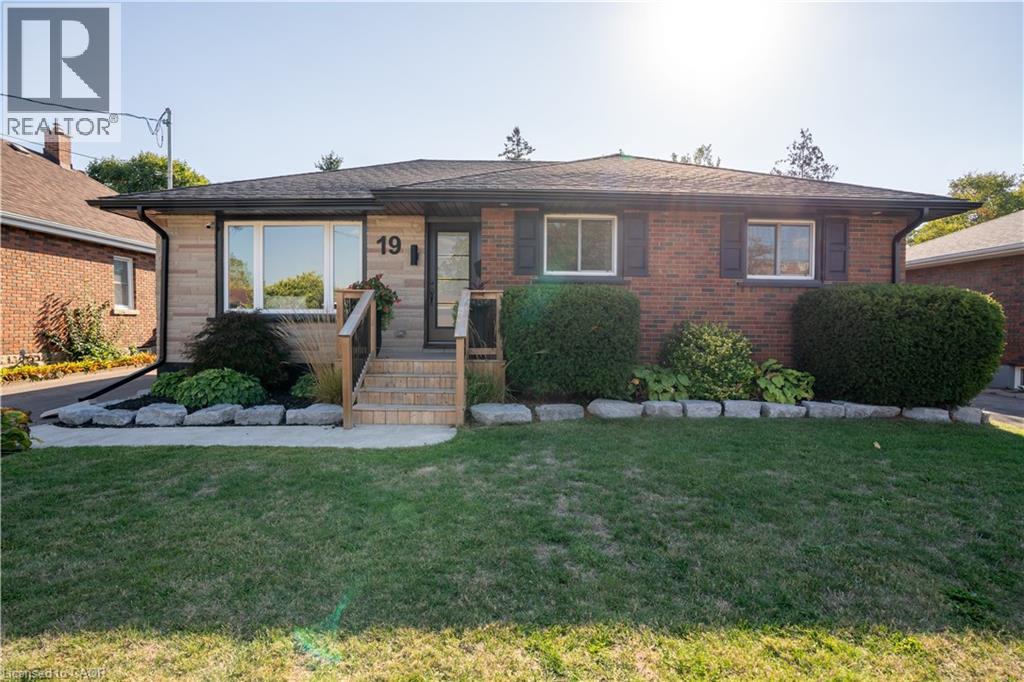 19 Russell St, Brantford, ON N3R 1Y8