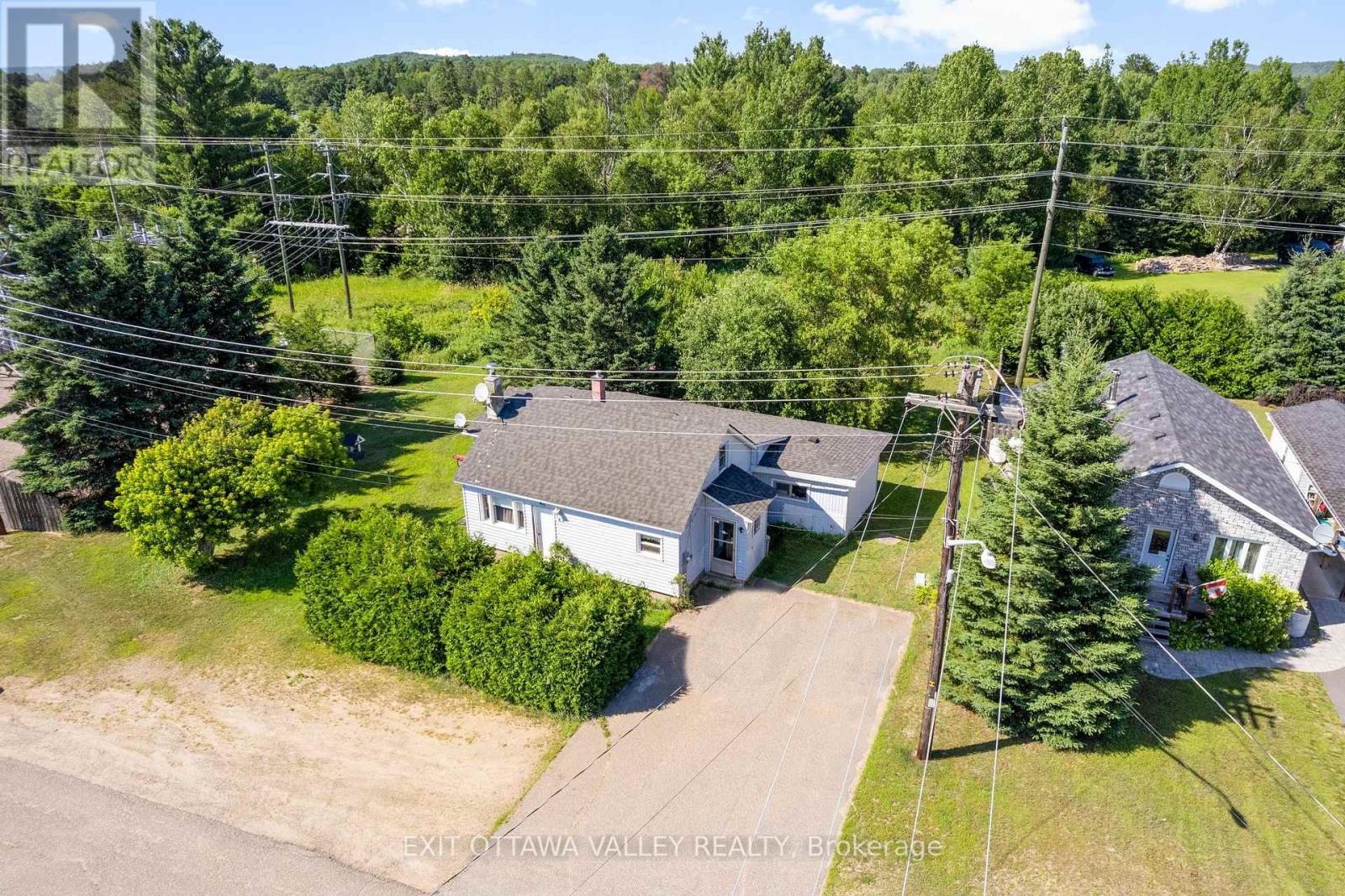 15 Philip St, Madawaska Valley, ON K0J 1B0