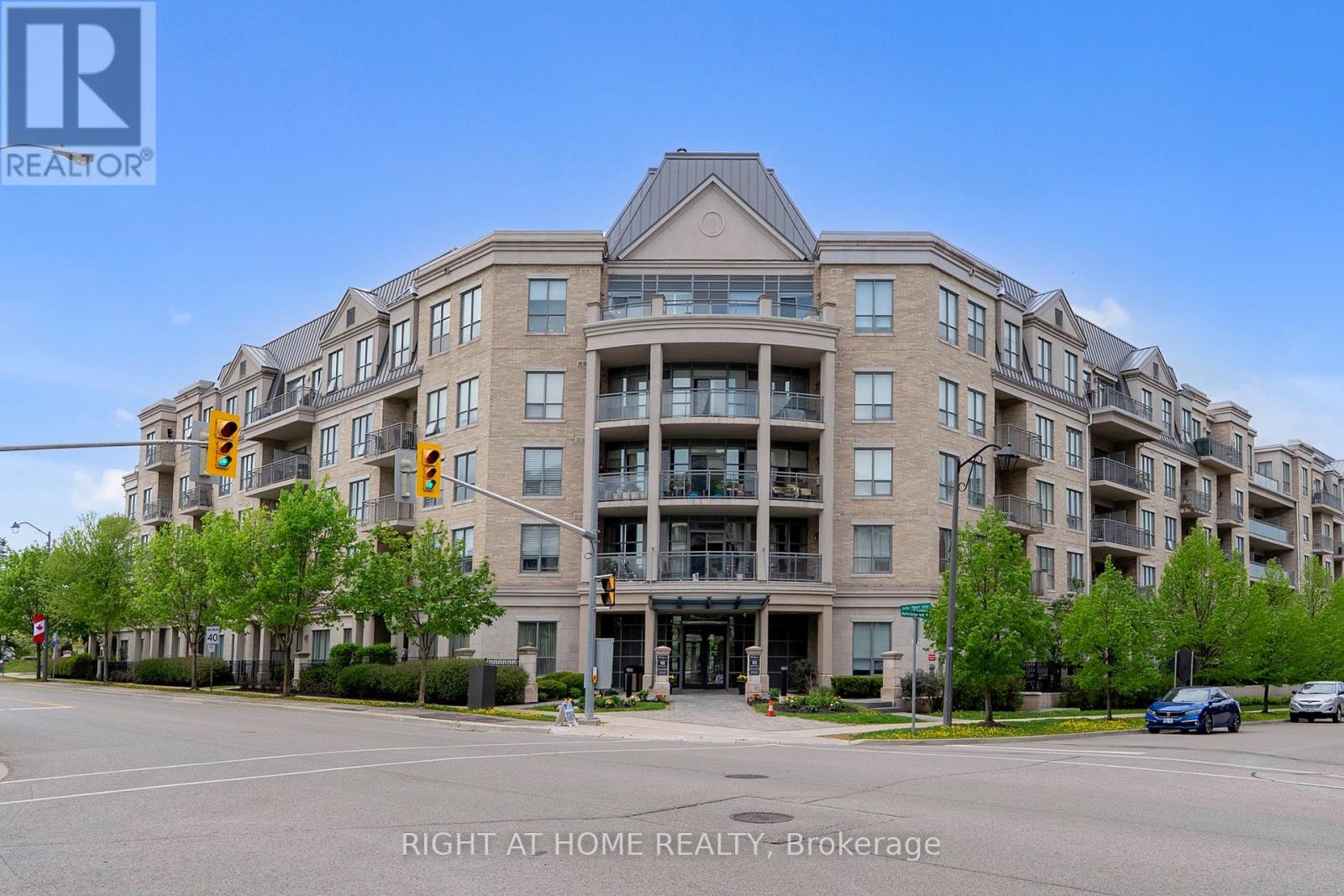 422 180 John West Way, Aurora, ON L4G 7H9