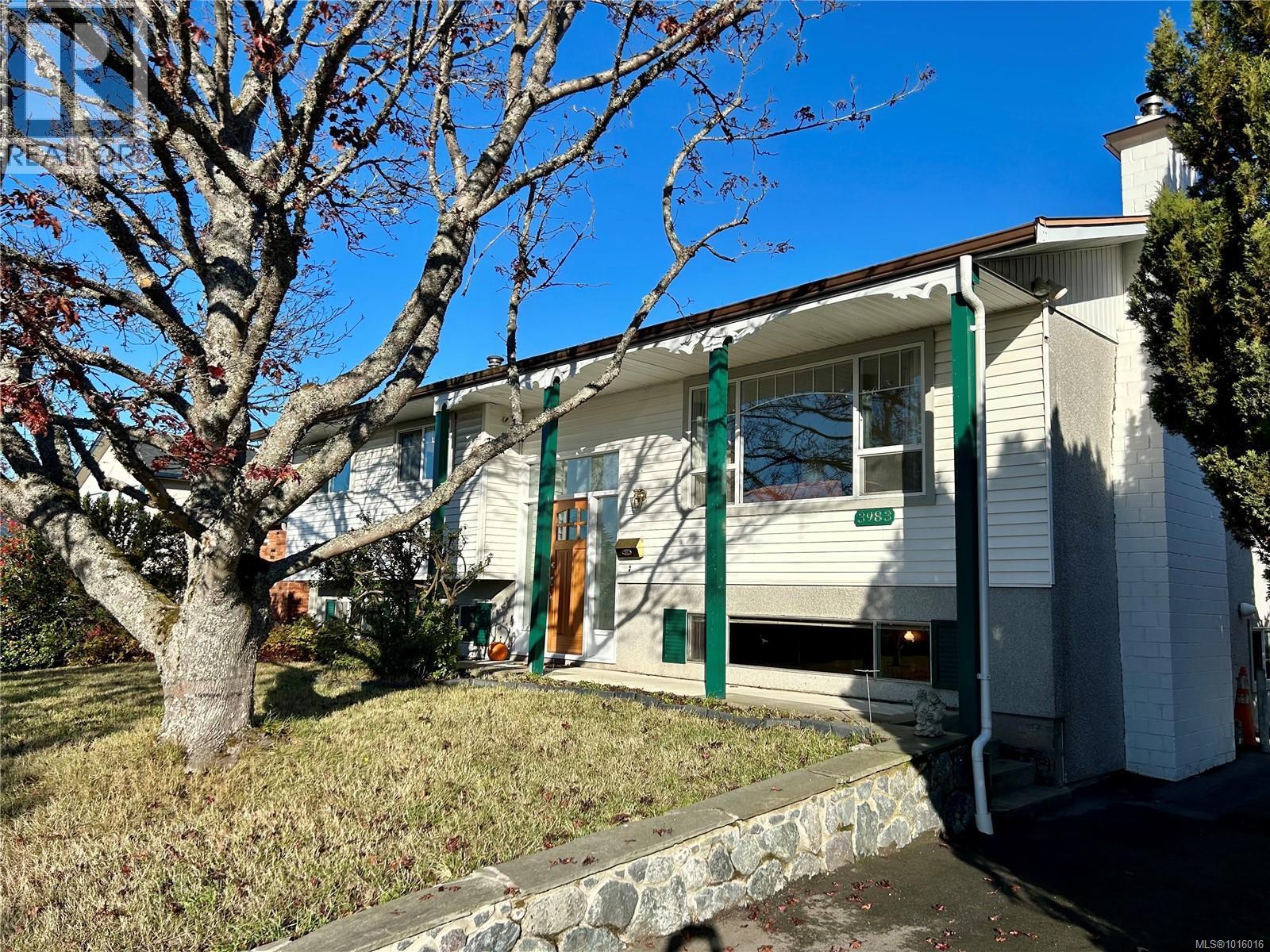 3983 Oakwood St, Saanich, BC V8N 3M9
