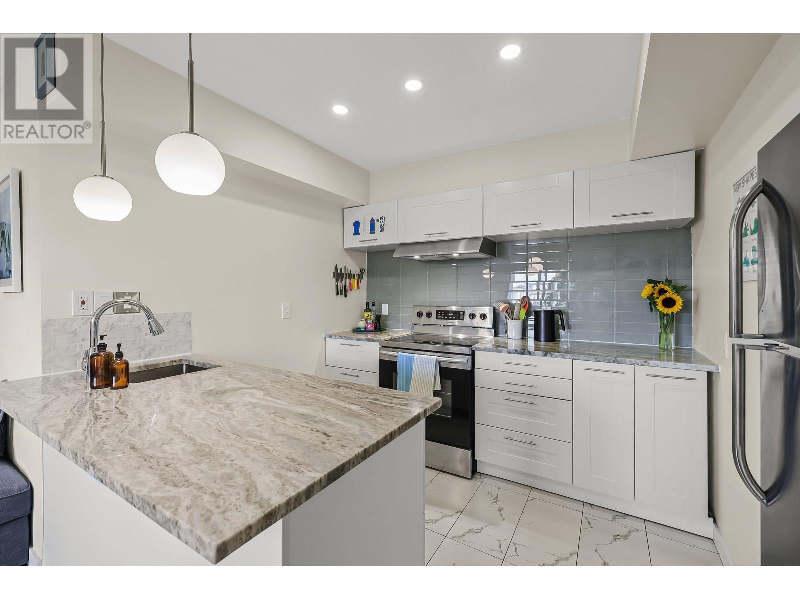 16 Lakewood Drive Unit 401, Vancouver, BC V5L 4L1