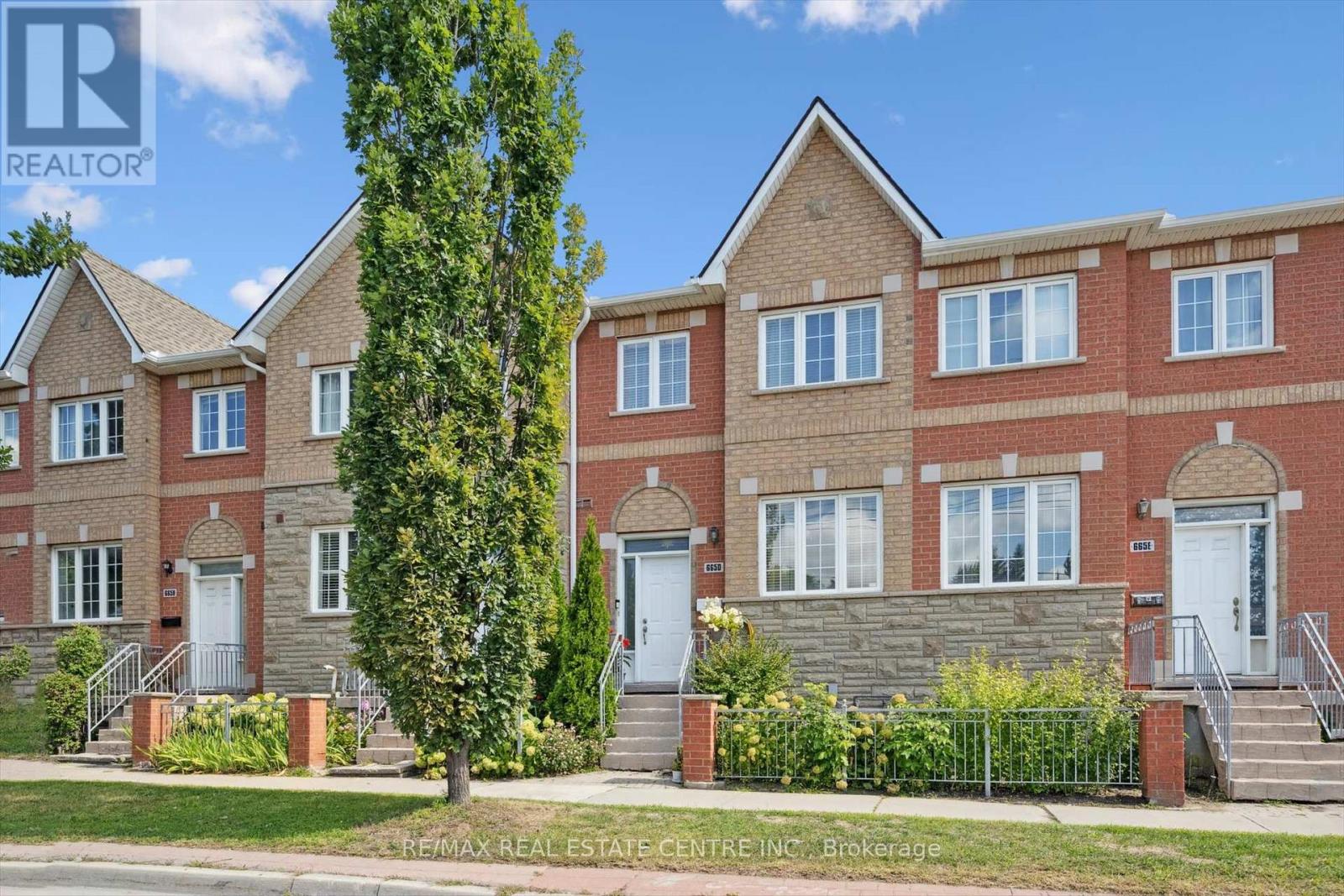 665 Scarlett Rd #d, Toronto, ON M9P 2T2