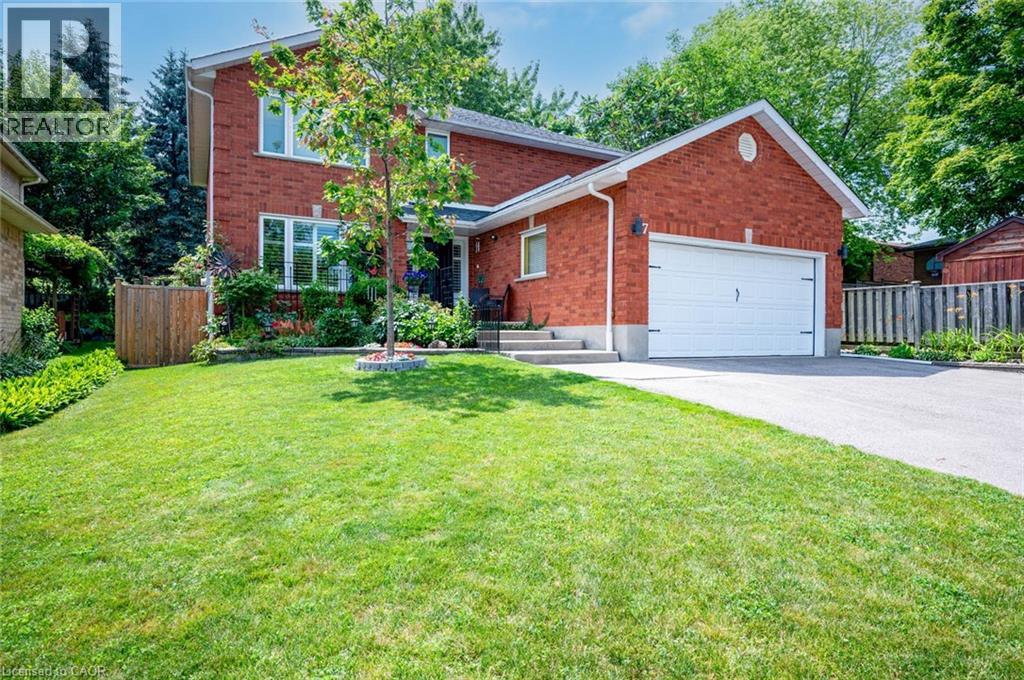 7 Chandos Dr, Kitchener, ON N2A 3C2