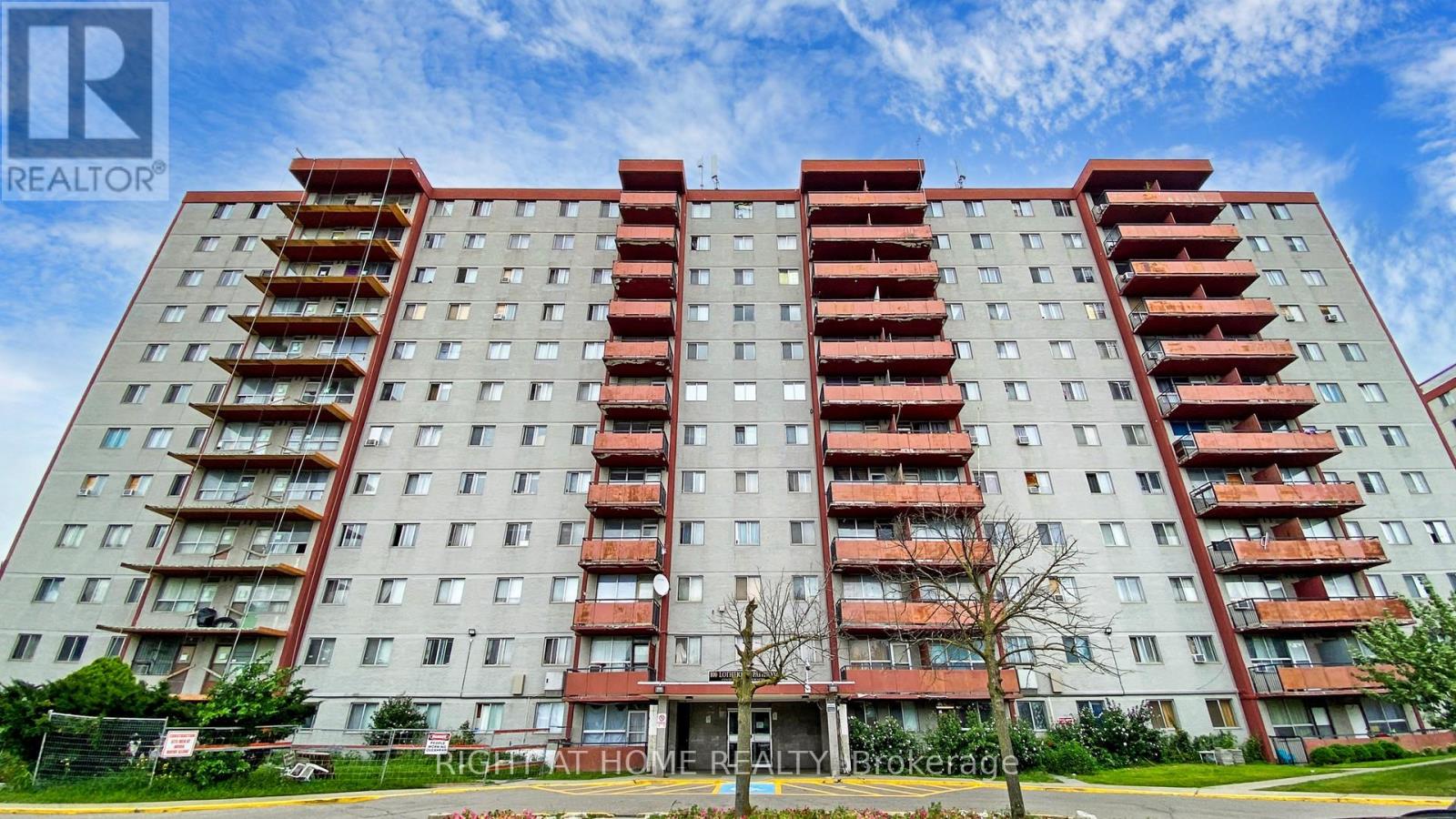 905 100 Lotherton Pathway, Toronto, ON M6B 2G8