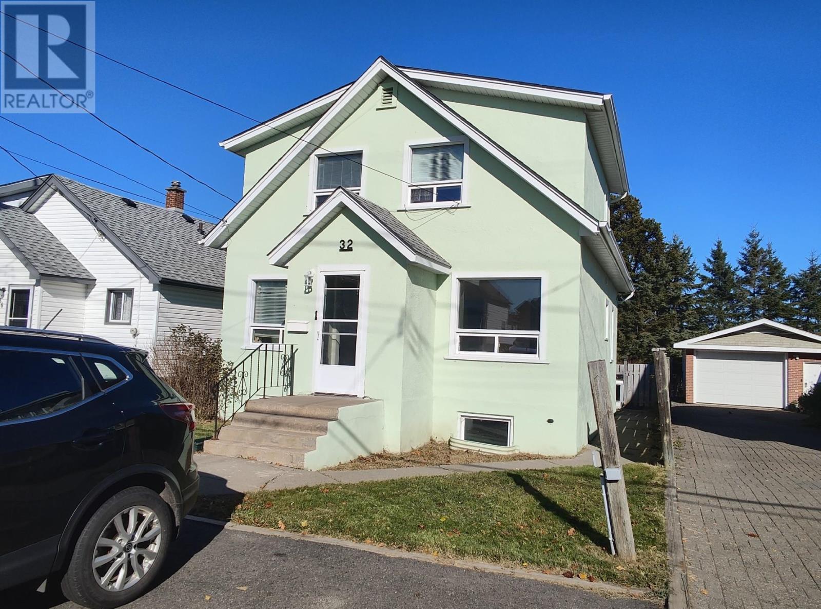 32 Carrie St, Thunder Bay, ON P7A 4H8