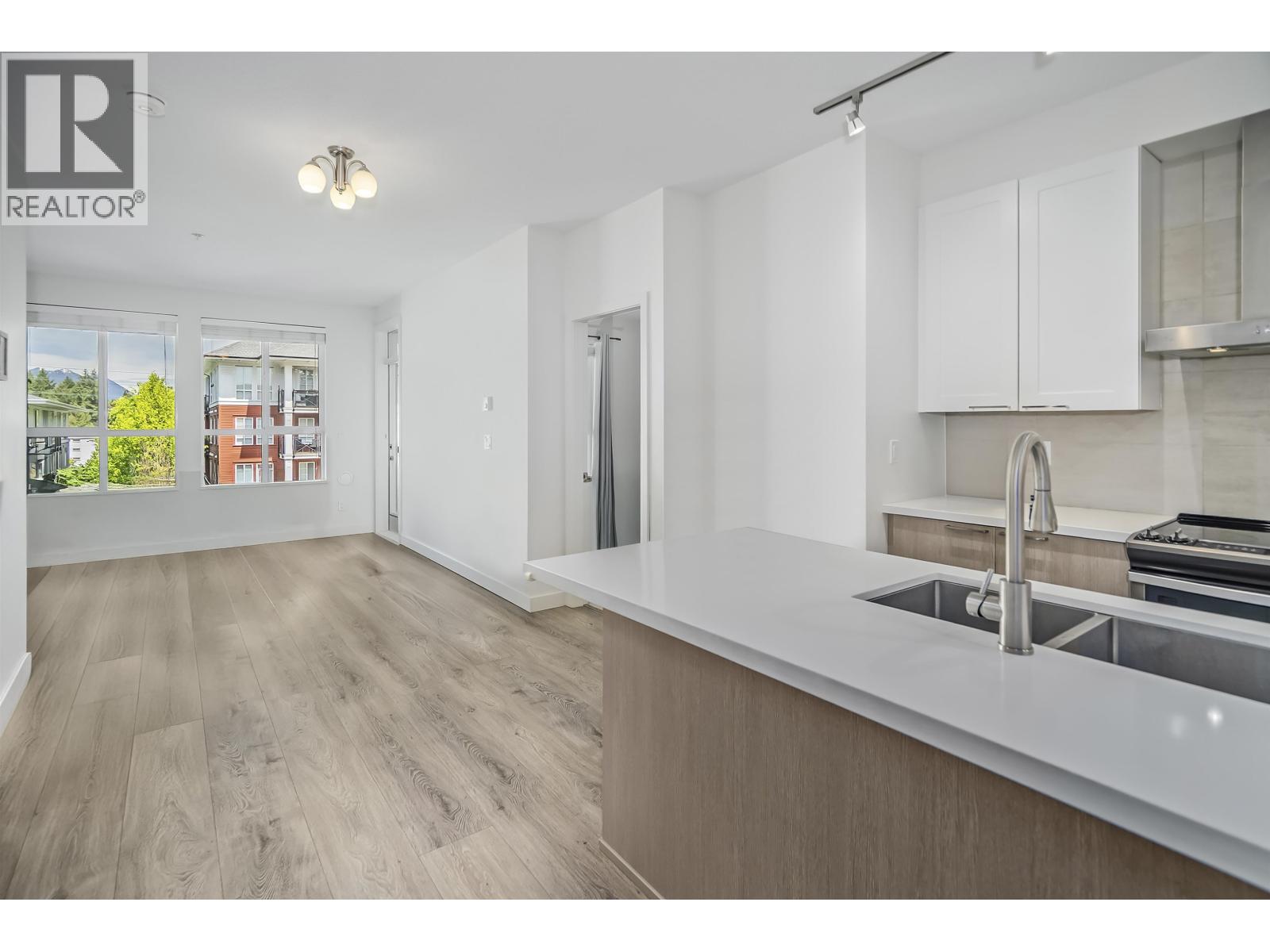 611 Regan Avenue Unit 303, Coquitlam, BC V3J 0E5