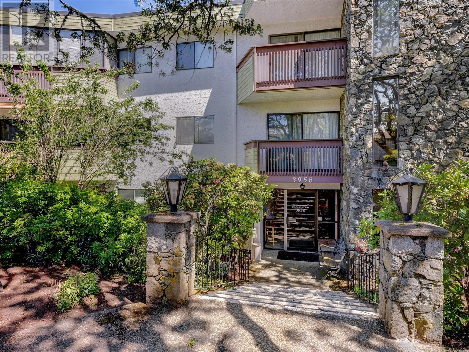 3958 Cedar Hill Rd Unit 32 Rd, Saanich, BC V8N 3B8