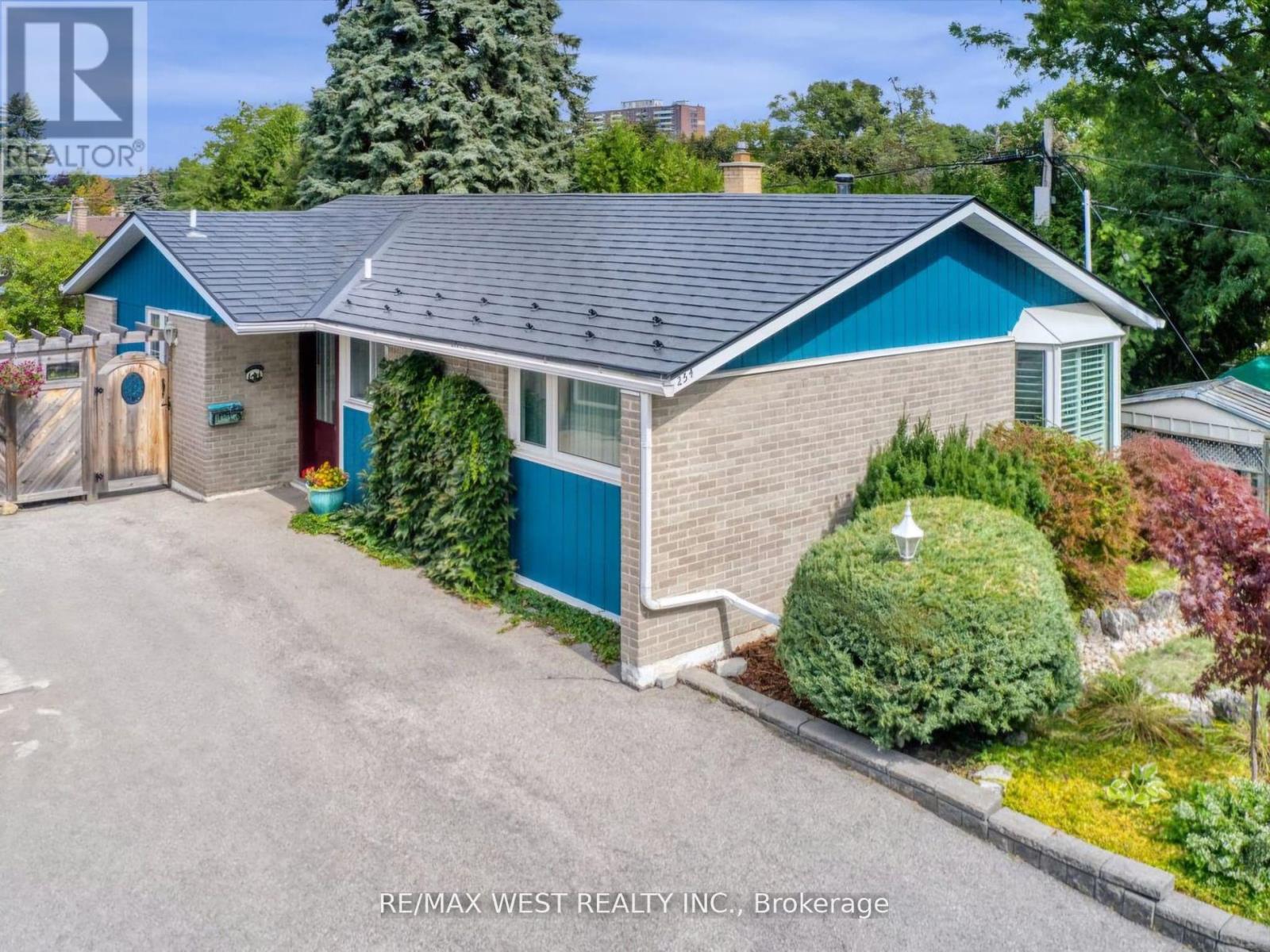 254 Confederation Dr, Toronto, ON M1G 1B5