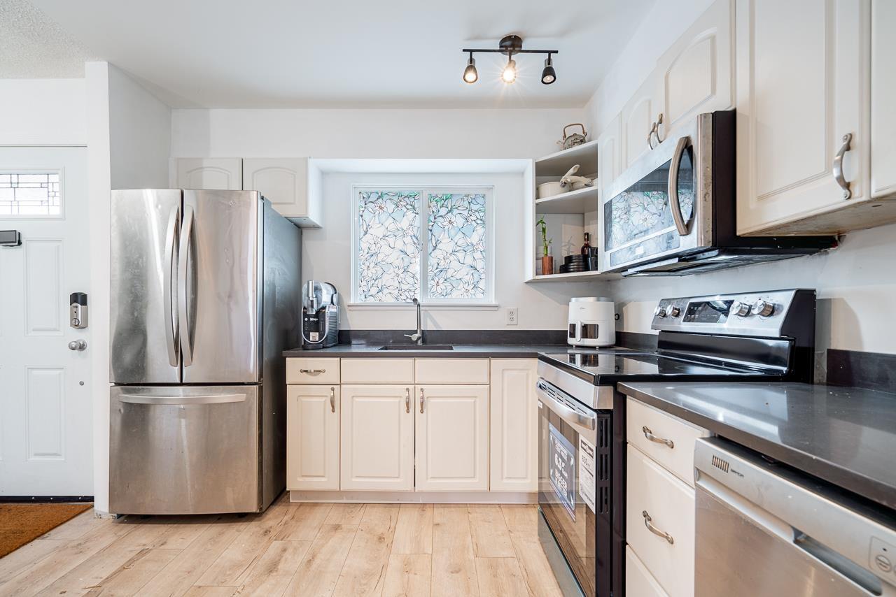 6043 W Greenside Dr, Surrey, BC V3S 5M8