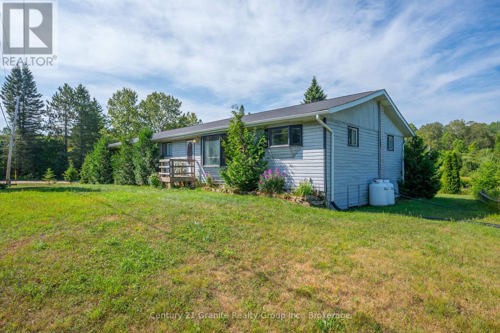 10 Hillside Rd, Hastings Highlands, ON K0L 1C0