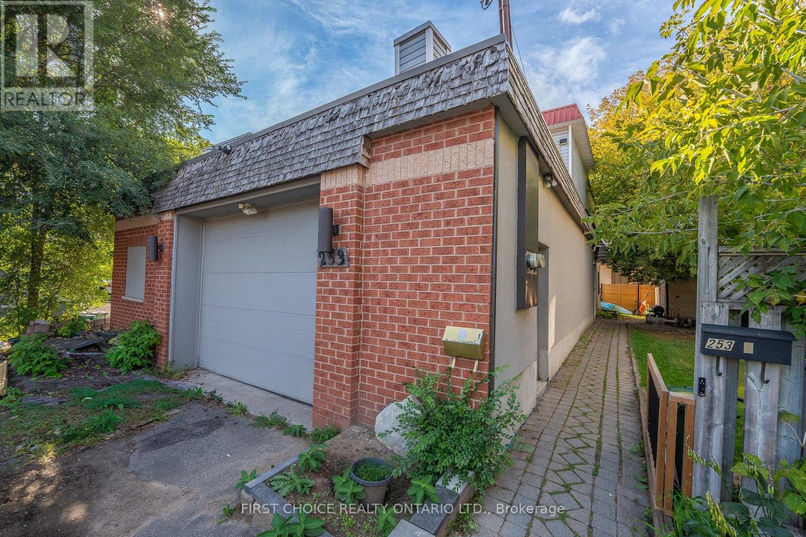 253 Frechette St, Ottawa, ON K1L 7T3