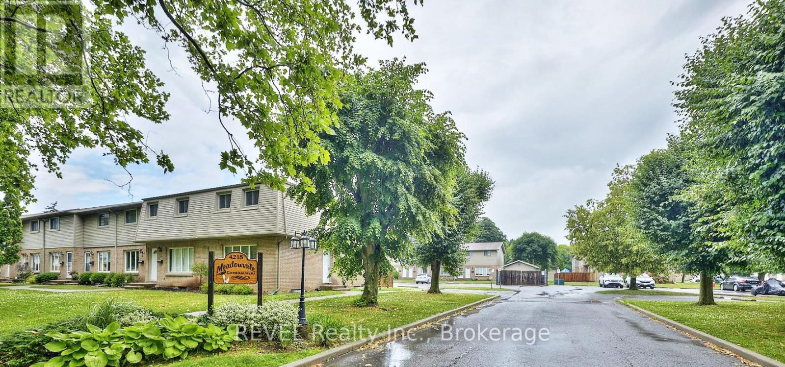 1 4215 Meadowvale Dr, Niagara Falls, ON L2E 5W8