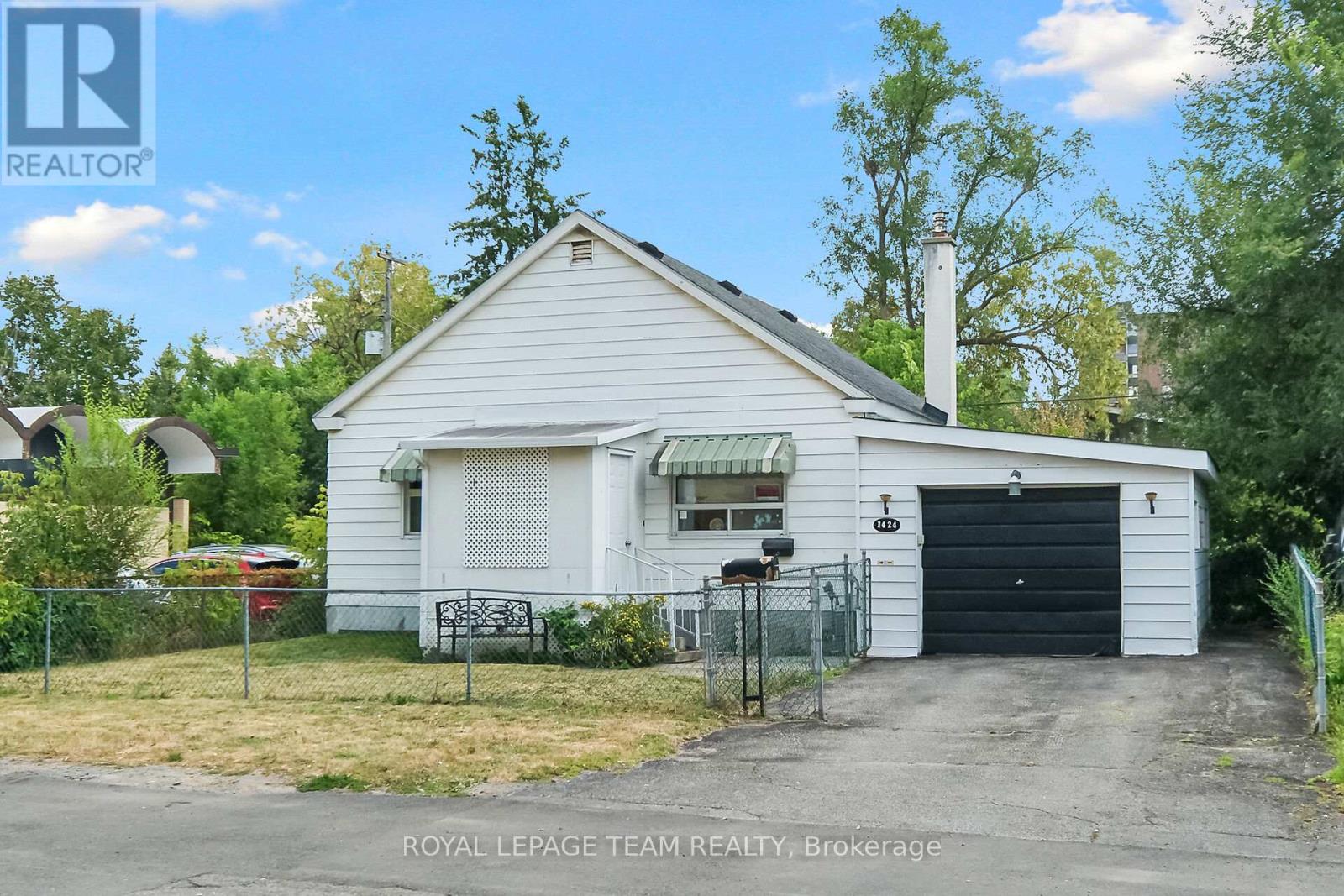 1424 Rosenthal Ave, Ottawa, ON K1Z 8H9