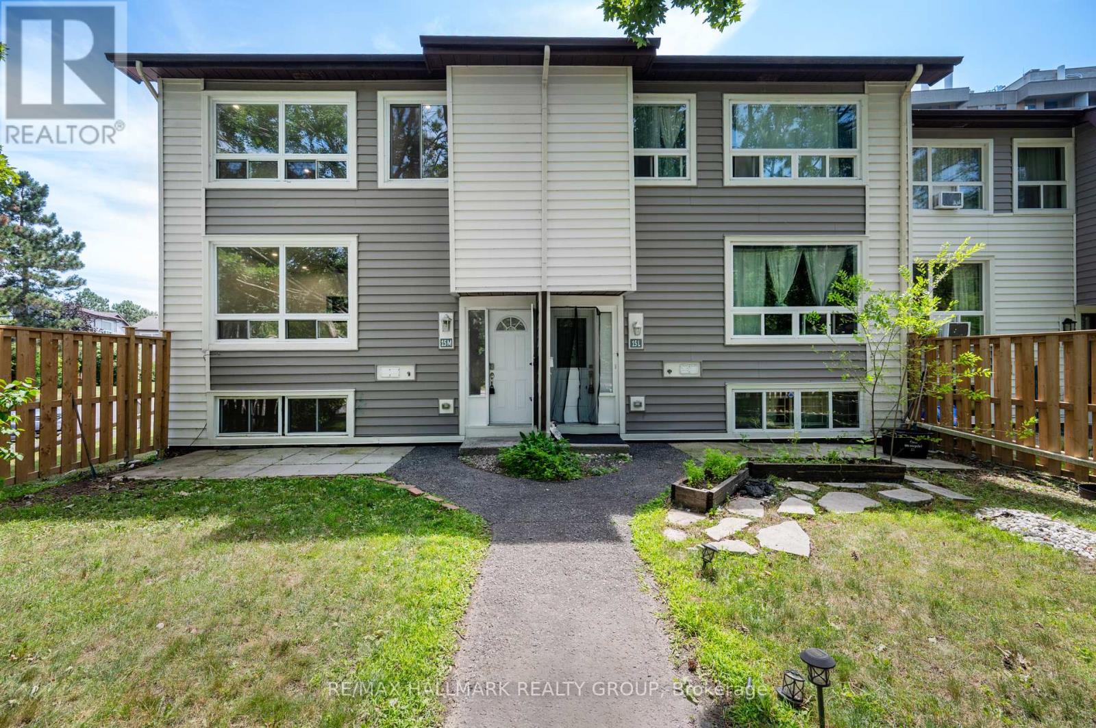 15 Banner Road #m, Ottawa, ON K2H 8T3