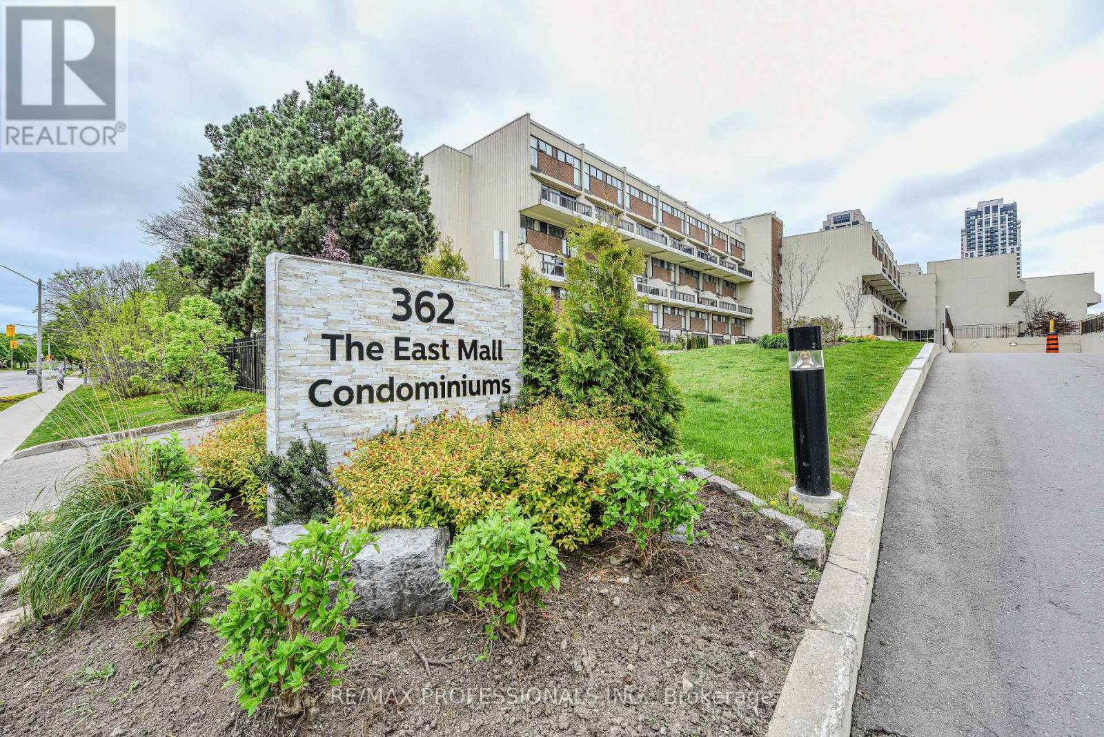 302 362 The East Mall, Toronto, ON M9B 6C4