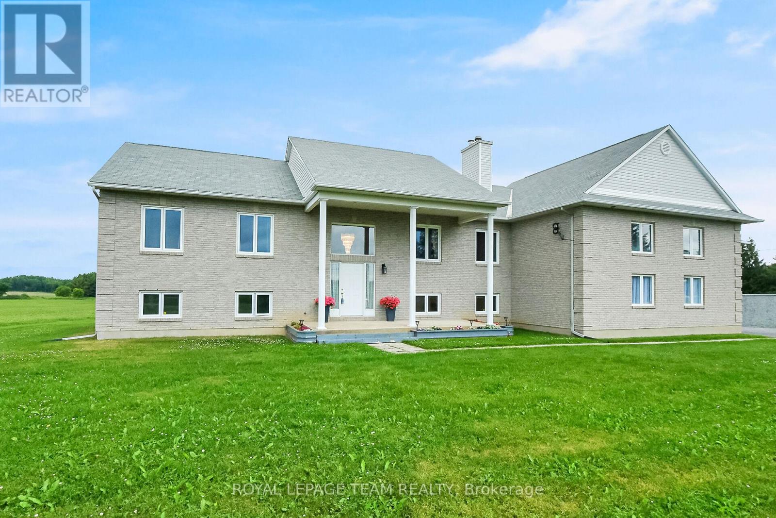 8665 Russell Rd, Ottawa, ON K4B 0J7