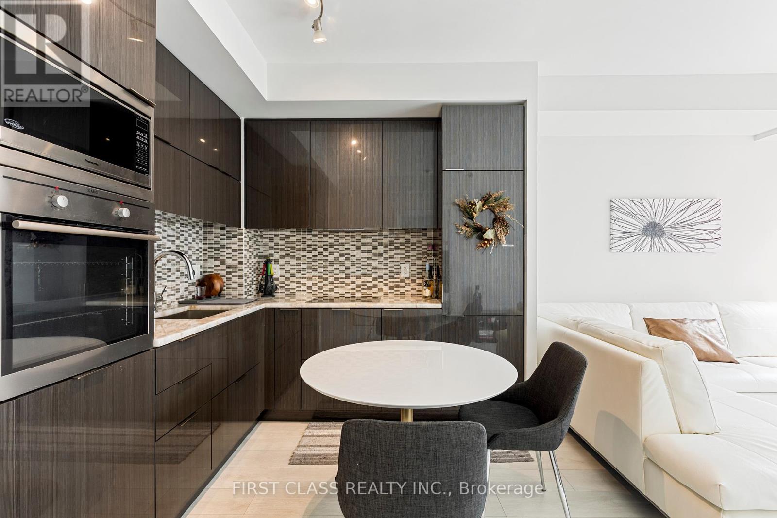 2408 318 Richmond St, Toronto, ON M5V 0B4