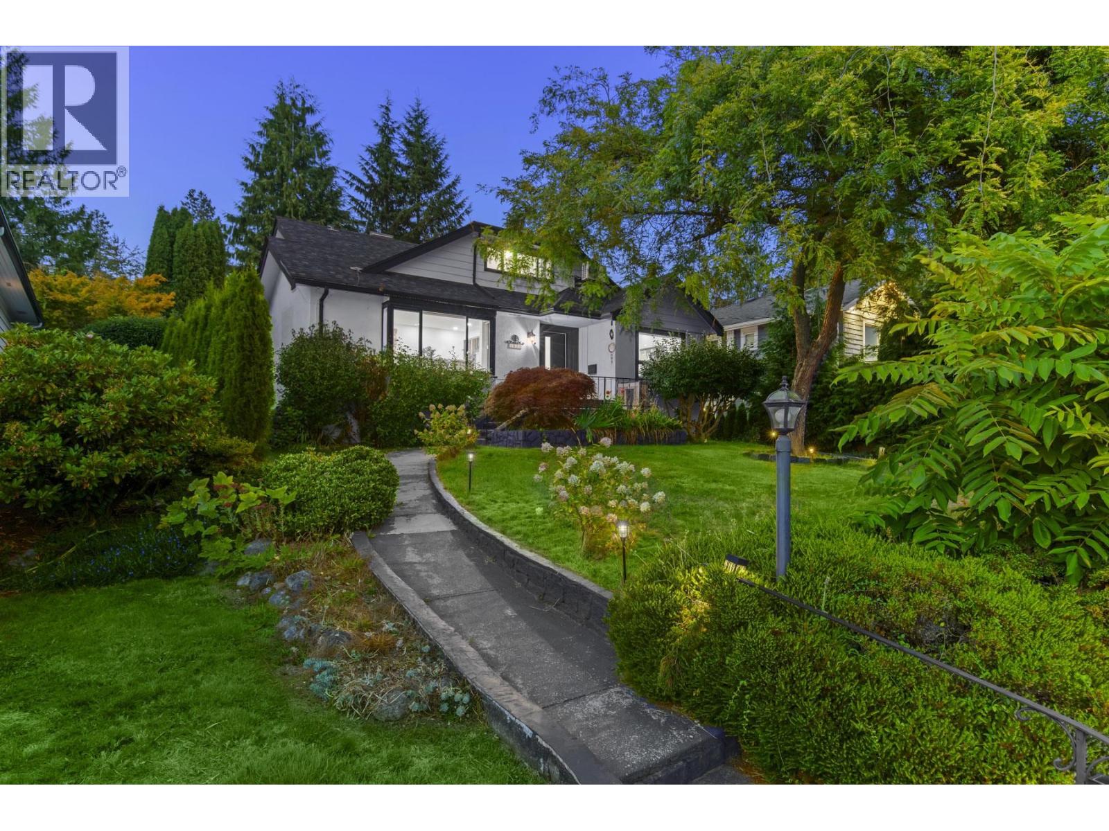 1921 Fulton Ave, West Vancouver, BC V7V 1T2