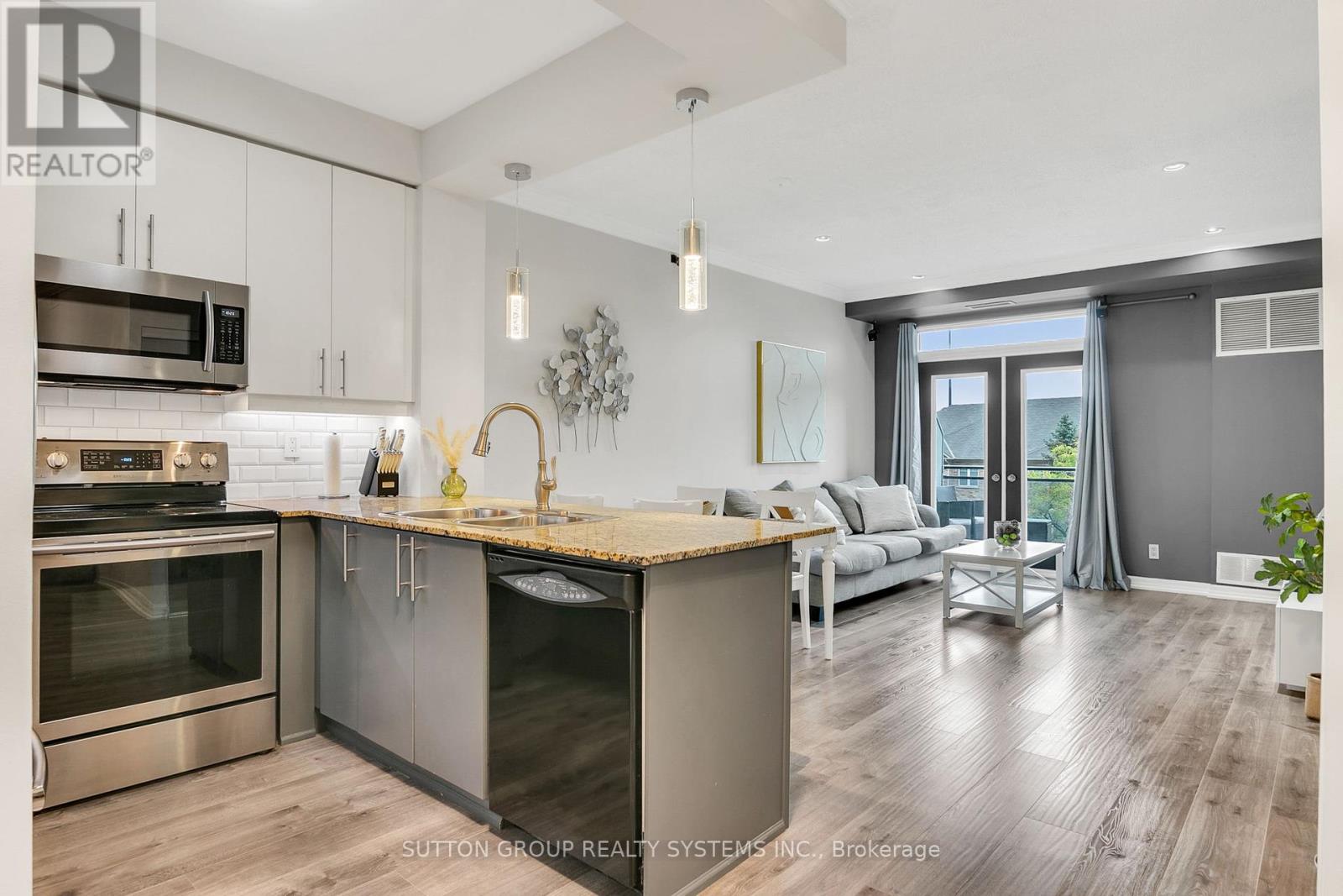 303 245 Dalesford Rd, Toronto, ON M8Y 4H7