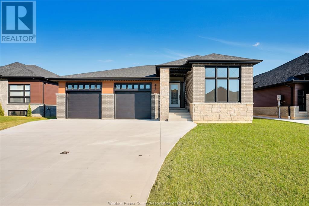18 Woodland St, Kingsville, ON N9Y 0A9