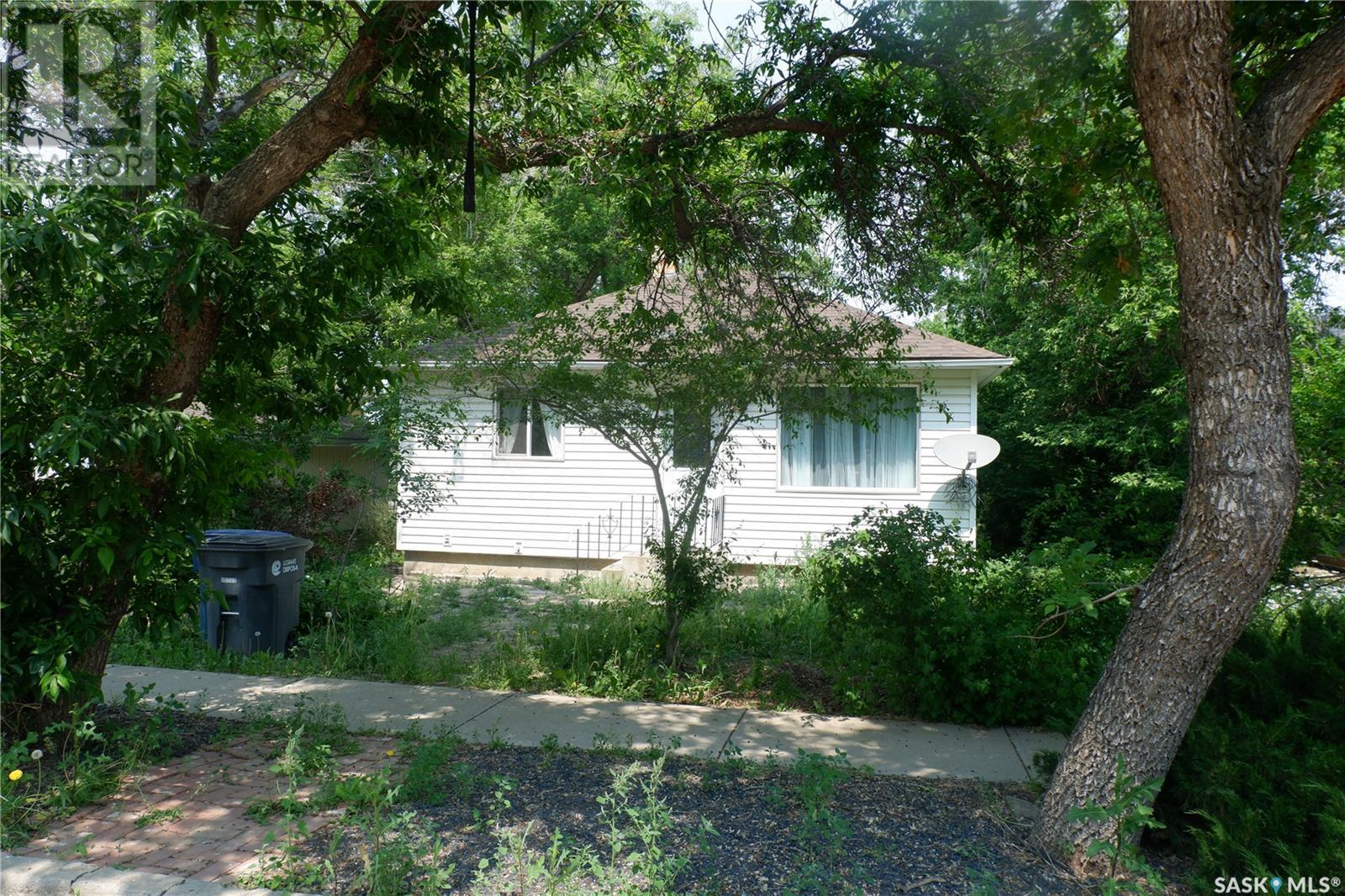 318 4th Avenue West, Assiniboia, SK S0H 0B0