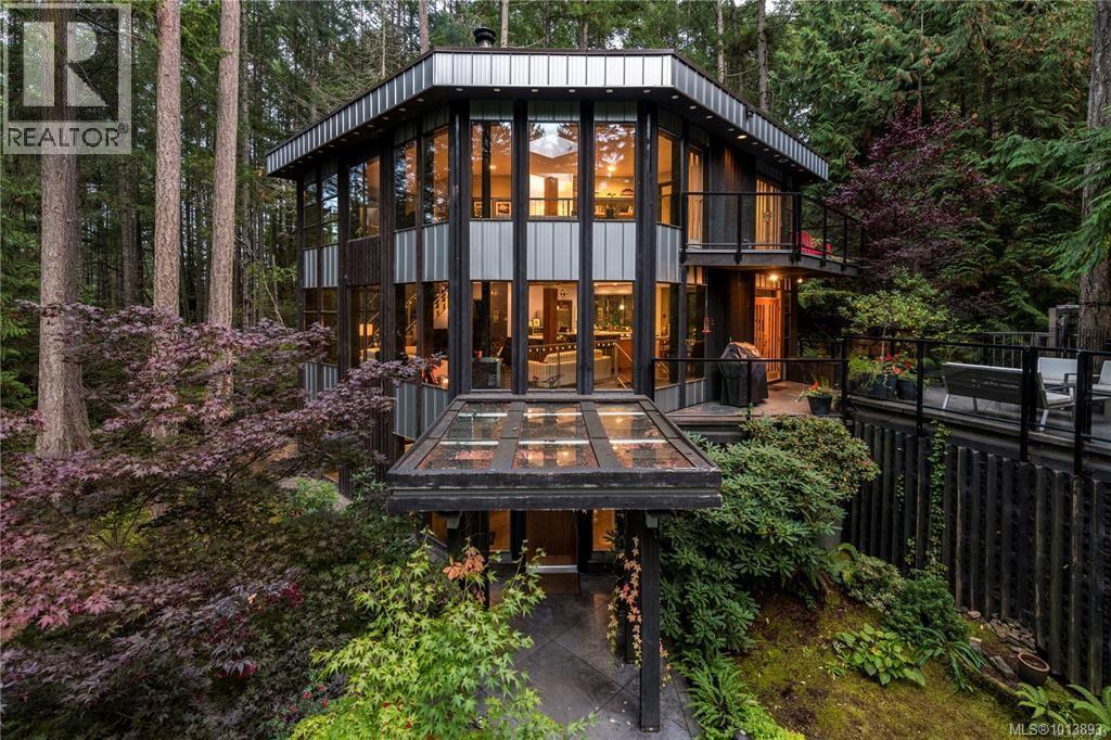 1457 Howcrest Rd, North Saanich, BC V8L 5K1