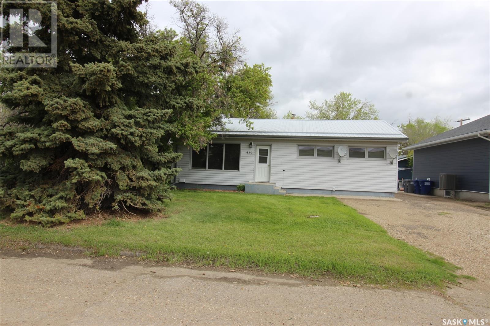 419 Railway St, Eastend, SK S0N 0T0 | MLS #SK971368 | Houseful