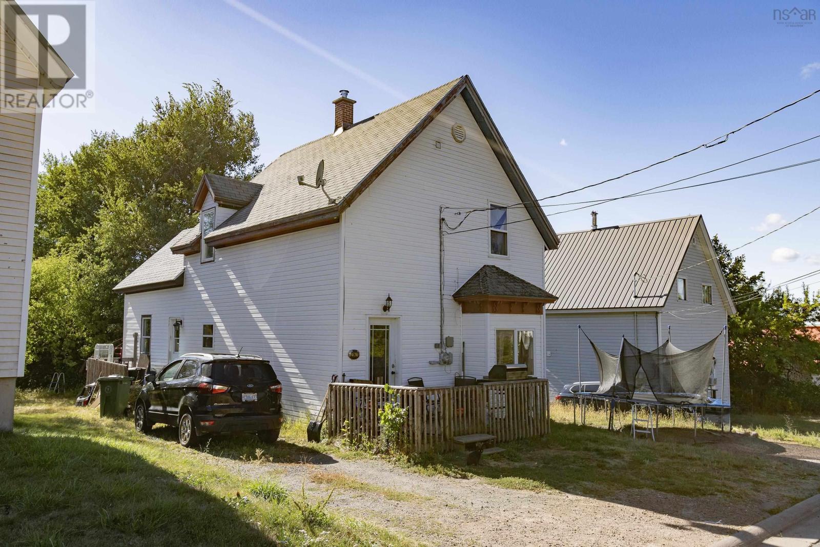 17 Pleasant St, Springhill, NS B0M 1X0