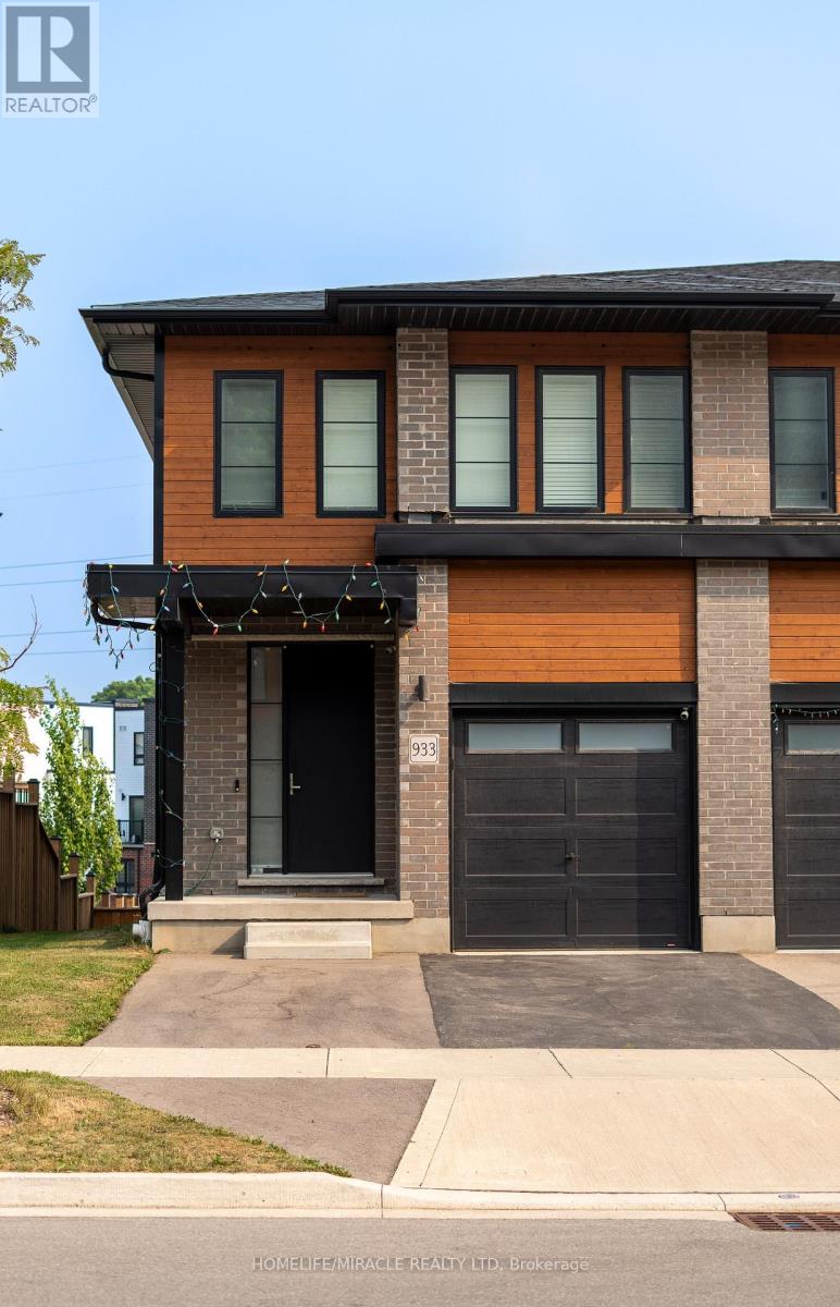 933 Robert Ferrie Dr, Kitchener, ON N2R 0P9
