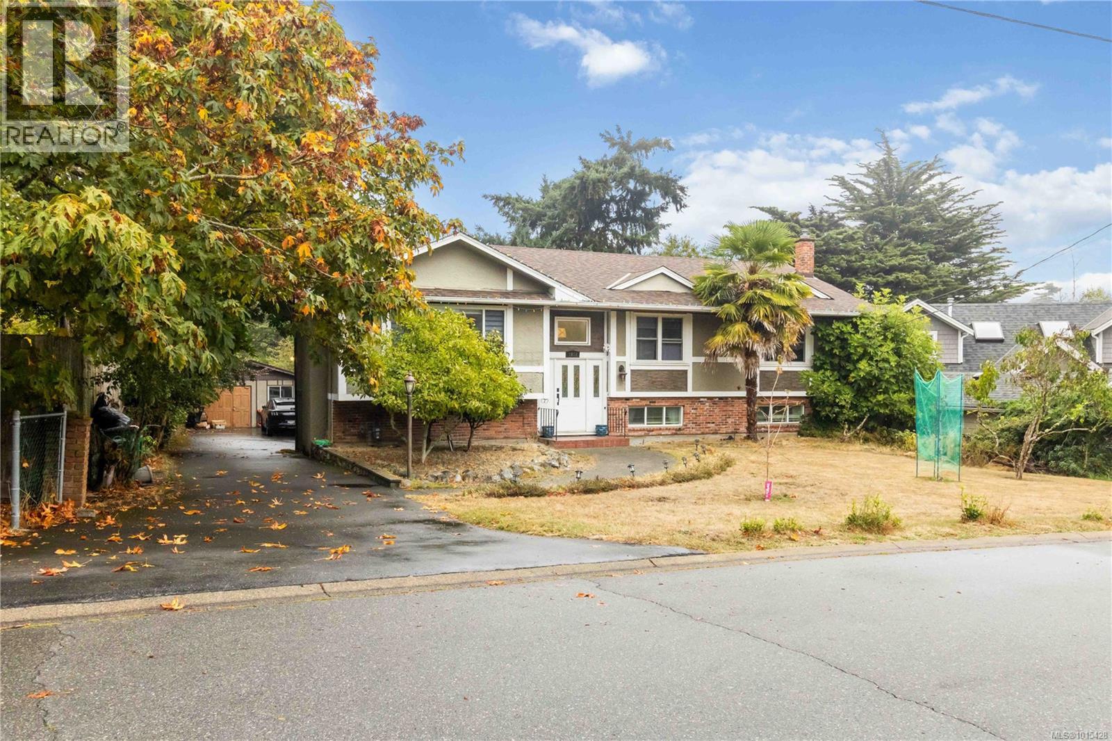 1812 El Sereno Dr, Saanich, BC V8N 2S4