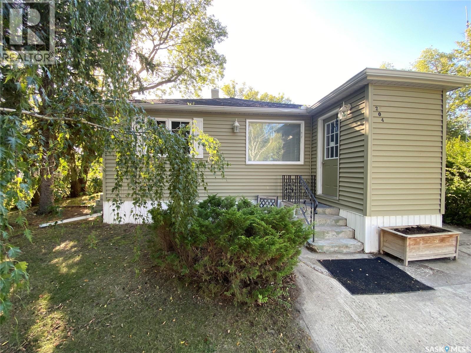 204 4 Street East, Carnduff, SK S0C 0S0