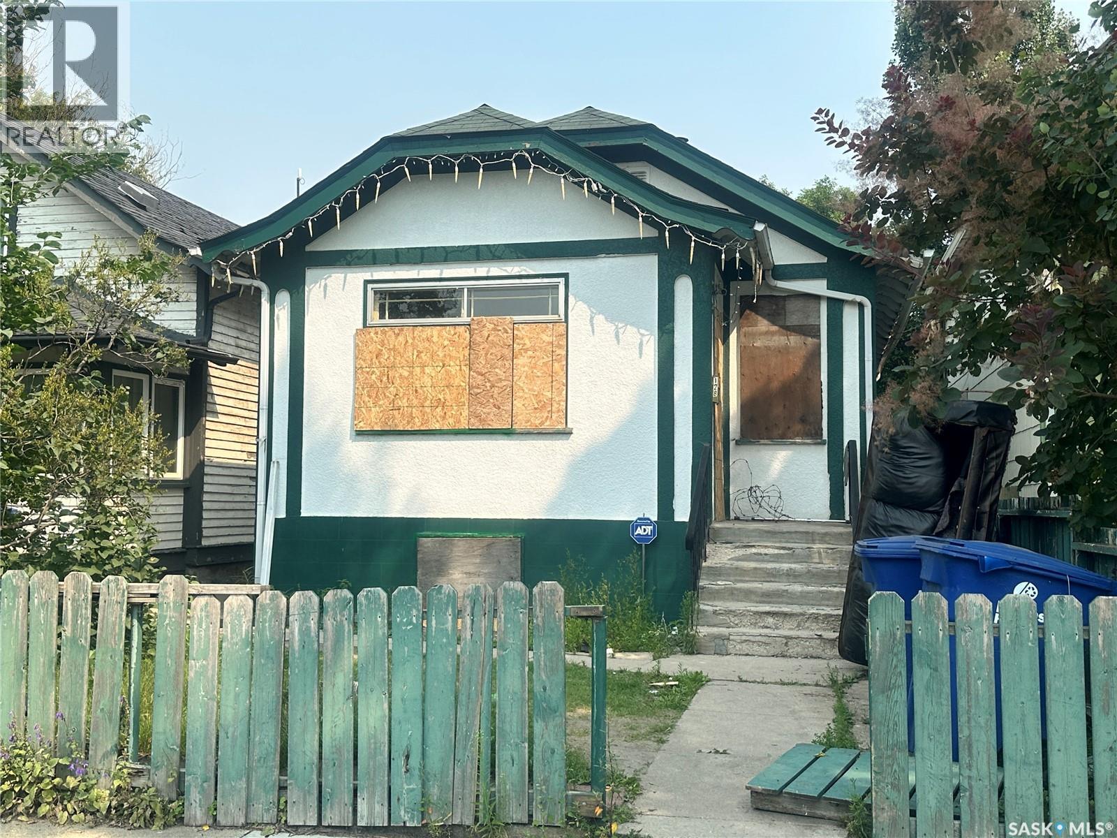 128 F Ave S, Saskatoon, SK S7M 1S8